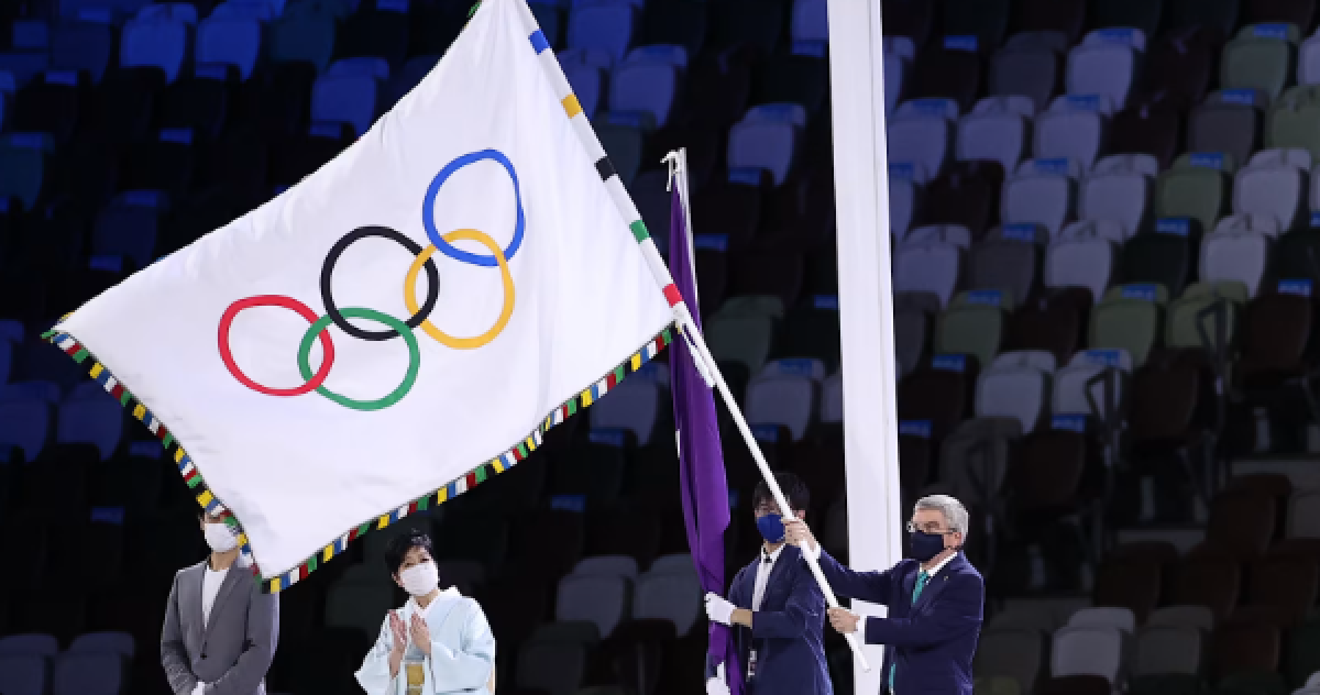 Церемония закрытия ОИ: олимпийский флаг передали Лос-Анджелесу