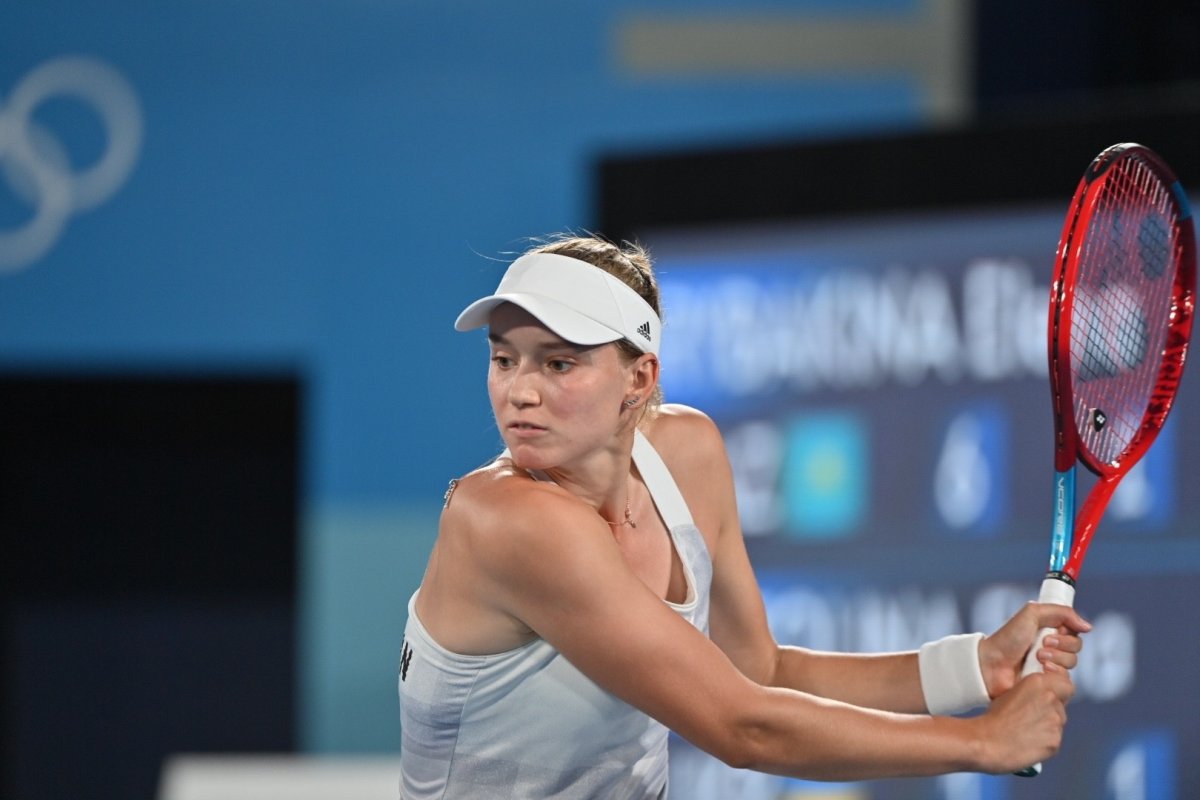 Елена Рыбакина пробилась в 1/4 финала теннисного турнира во Франции