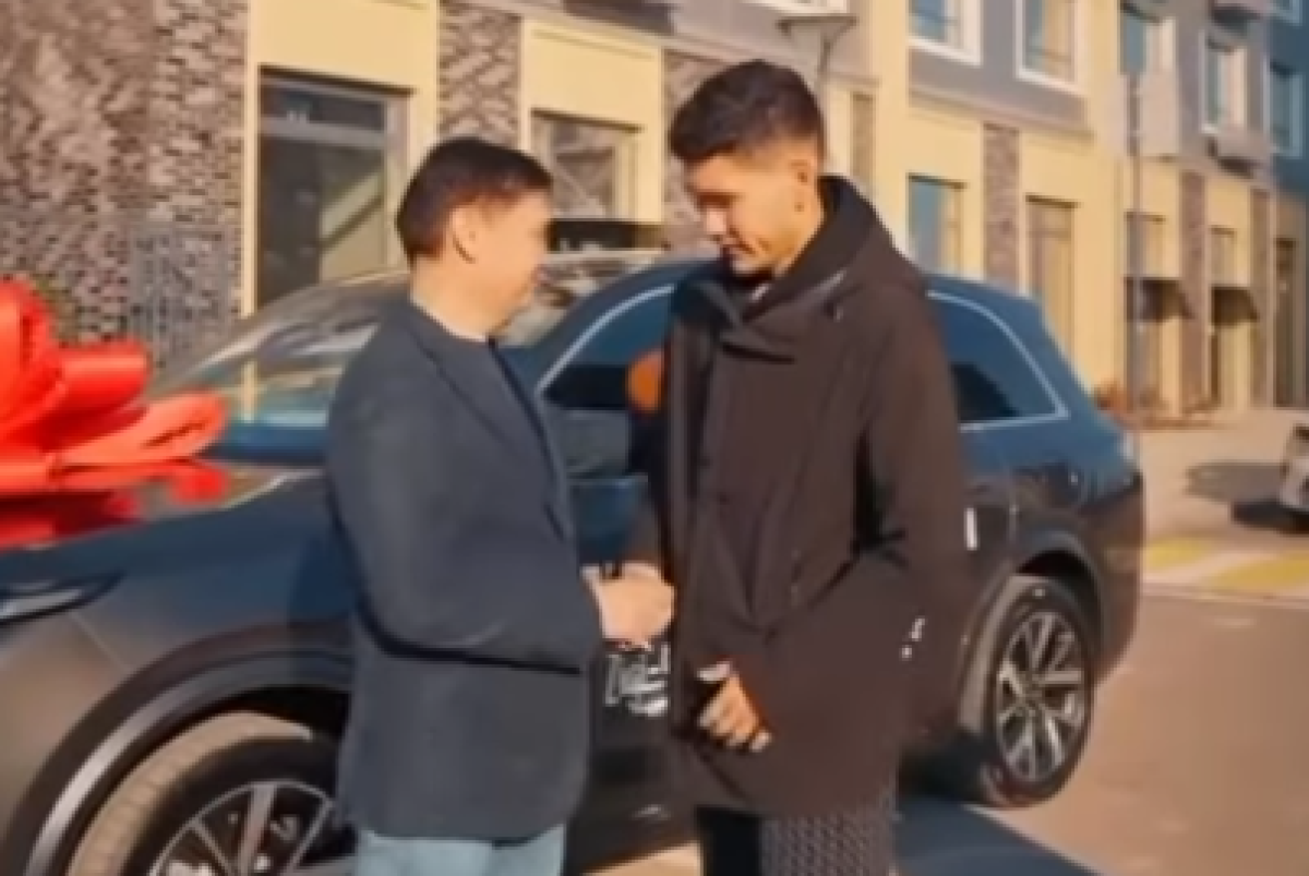 Голкиперу «Кайрата» Анарбекову вручили автомобиль «от имени народа Казахстана»