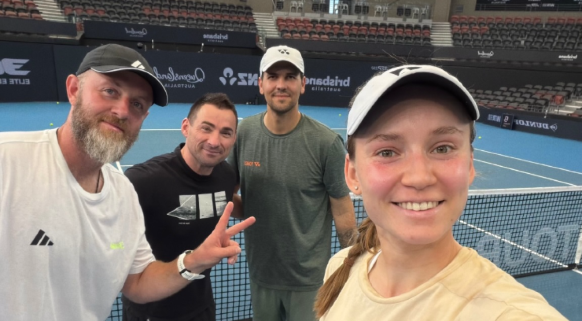Рыбакина поделилась снимком из Австралии с тренером и командой