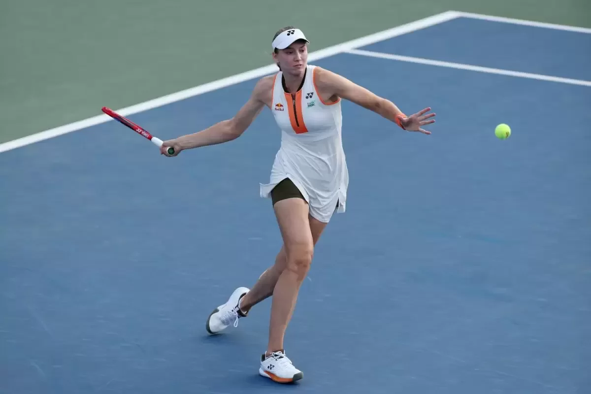 Елена Рыбакина вышла в первый четвертьфинал сезона