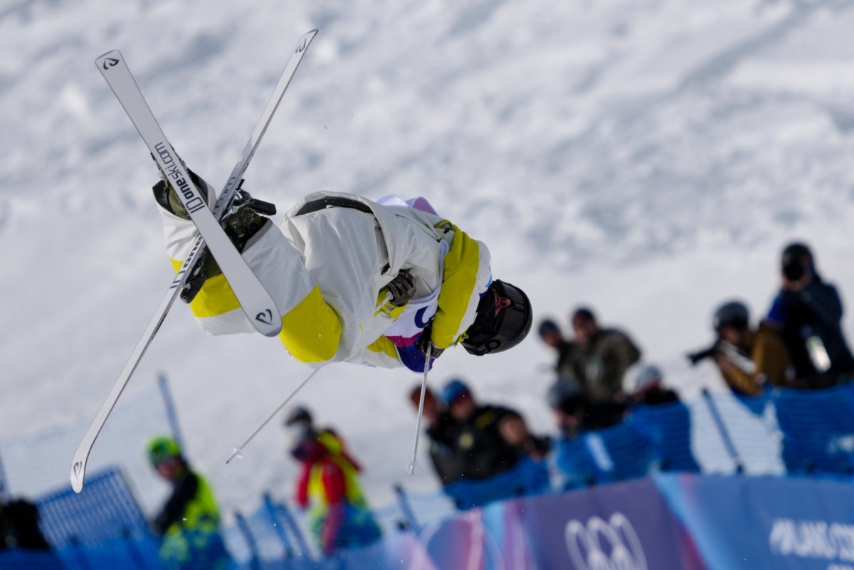 Казахстанский могулист завершил выступление на Олимпиаде-2026