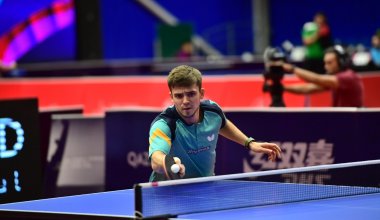 Казахстанец одержал две победы на крупном турнире по настольному теннису