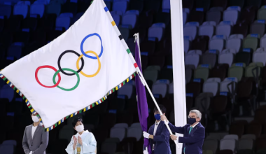 Церемония закрытия ОИ: олимпийский флаг передали Лос-Анджелесу