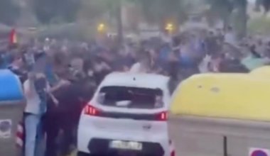 Автомобиль наехал на толпу фанатов перед матчем «Барселоны»