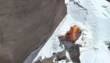 Дрон снял на видео палатку российской альпинистки Натальи Наговициной
