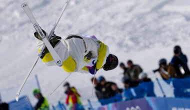 Казахстанский могулист завершил выступление на Олимпиаде-2026