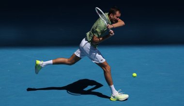 Медведев вышел в полуфинал турнира в Дубае, разгромив Бруксби